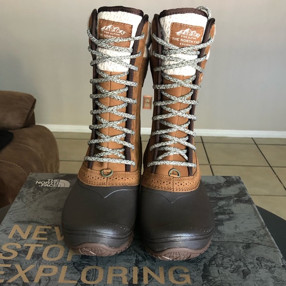 The NorthFace Shellista Waterproof Insulated Boots - Picture 2 of 8